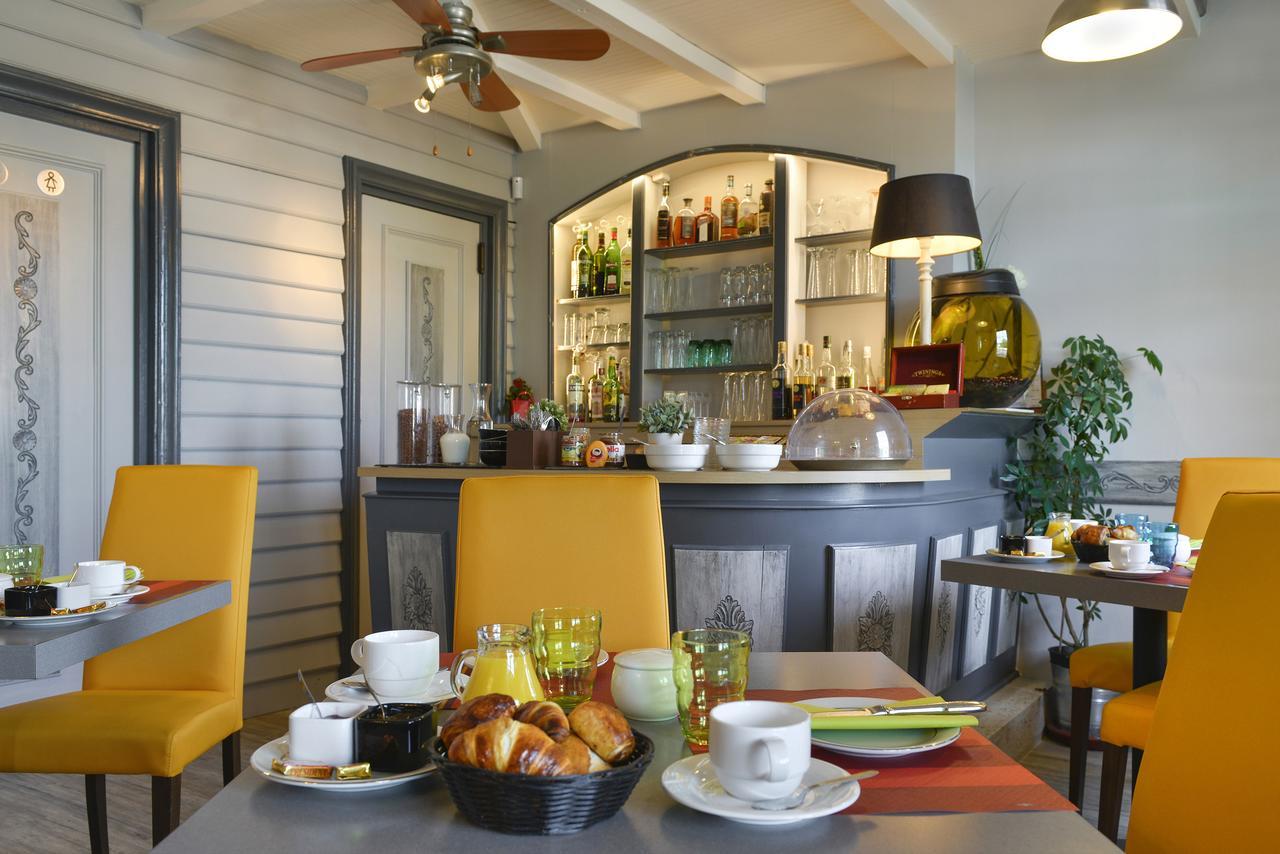 Logis Hotels Restaurant Le Dauphin ซาลบรีส์ ภายนอก รูปภาพ