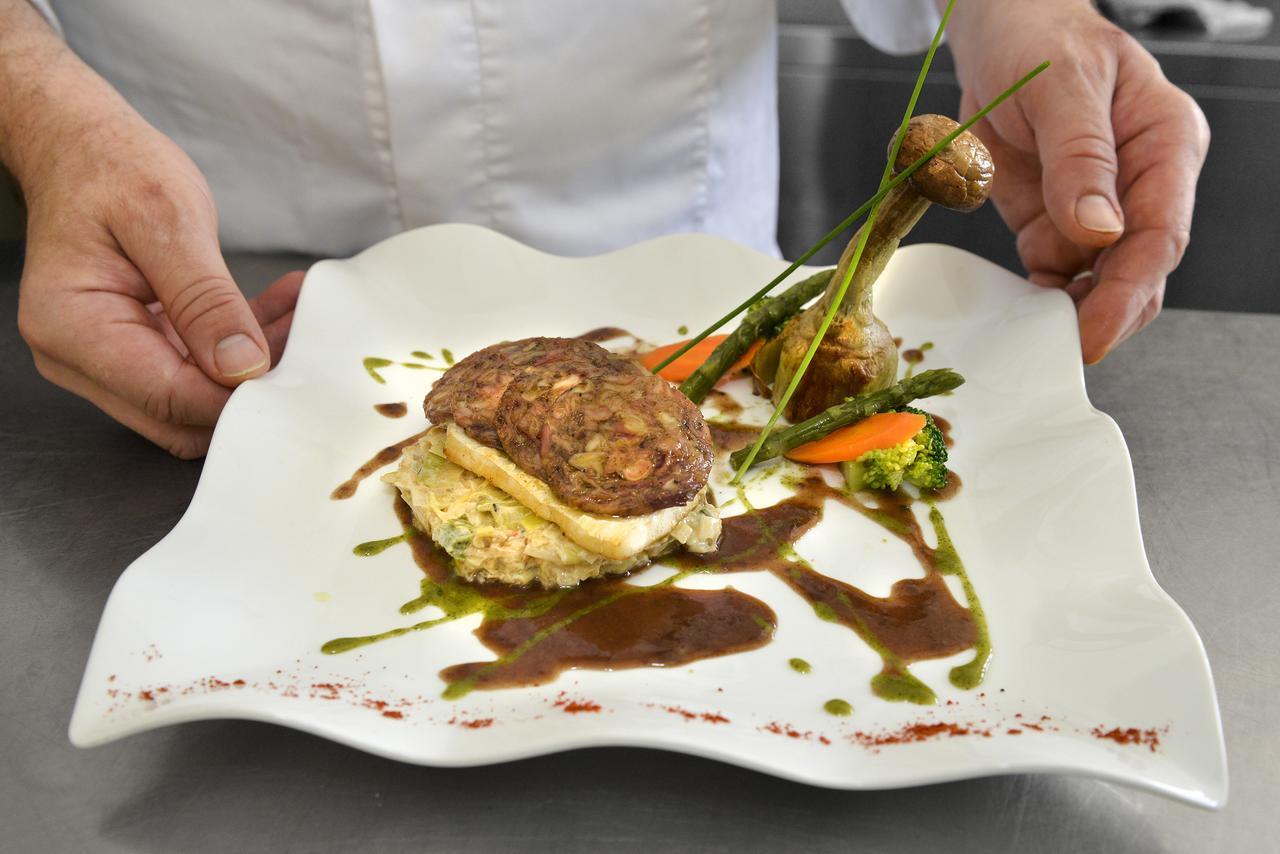 Logis Hotels Restaurant Le Dauphin ซาลบรีส์ ภายนอก รูปภาพ