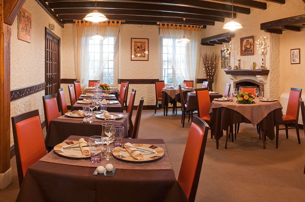 Logis Hotels Restaurant Le Dauphin ซาลบรีส์ ภายนอก รูปภาพ