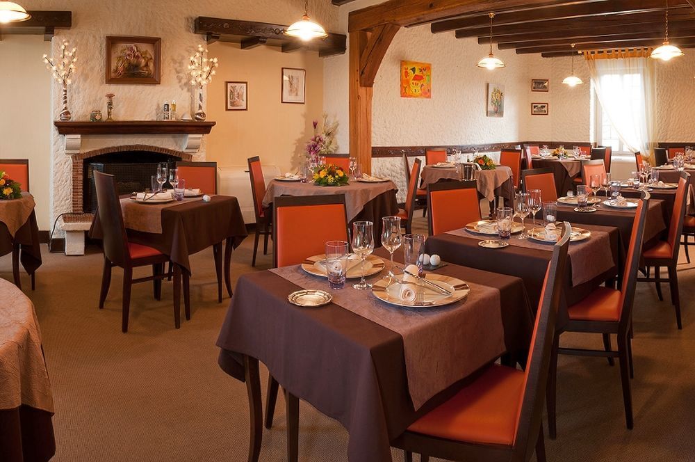 Logis Hotels Restaurant Le Dauphin ซาลบรีส์ ภายนอก รูปภาพ