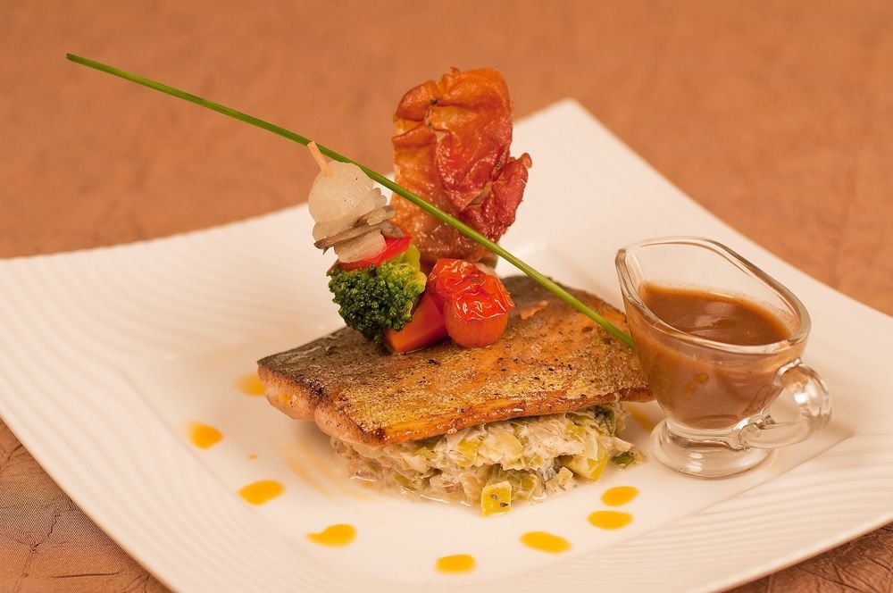Logis Hotels Restaurant Le Dauphin ซาลบรีส์ ภายนอก รูปภาพ