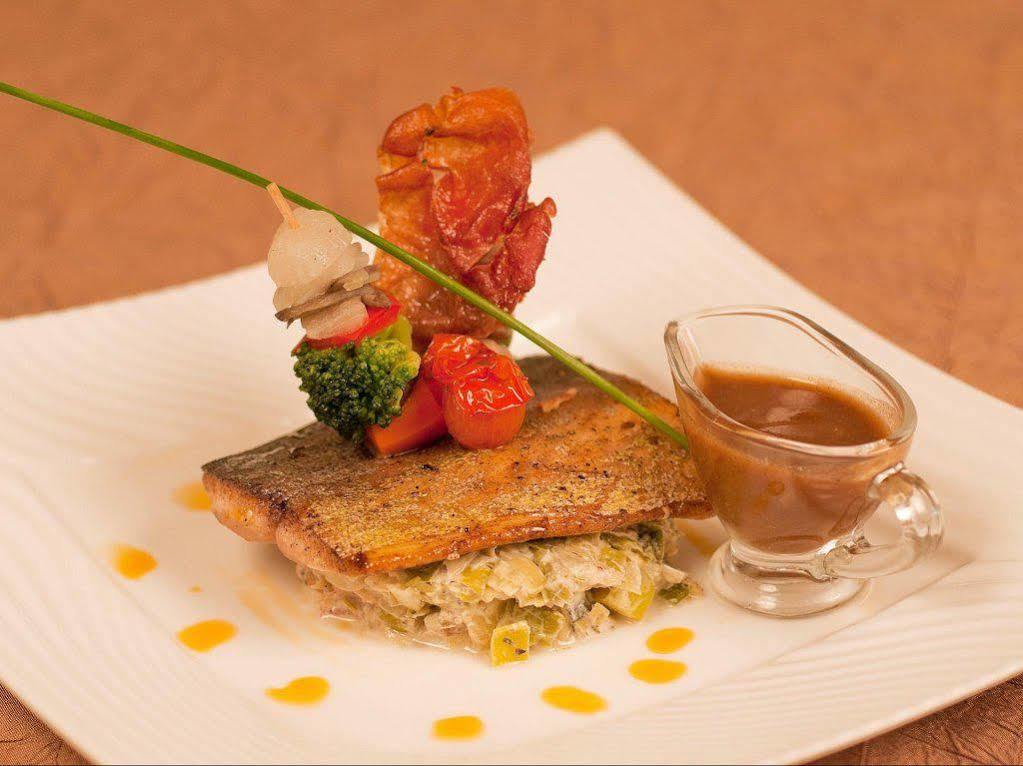 Logis Hotels Restaurant Le Dauphin ซาลบรีส์ ภายนอก รูปภาพ